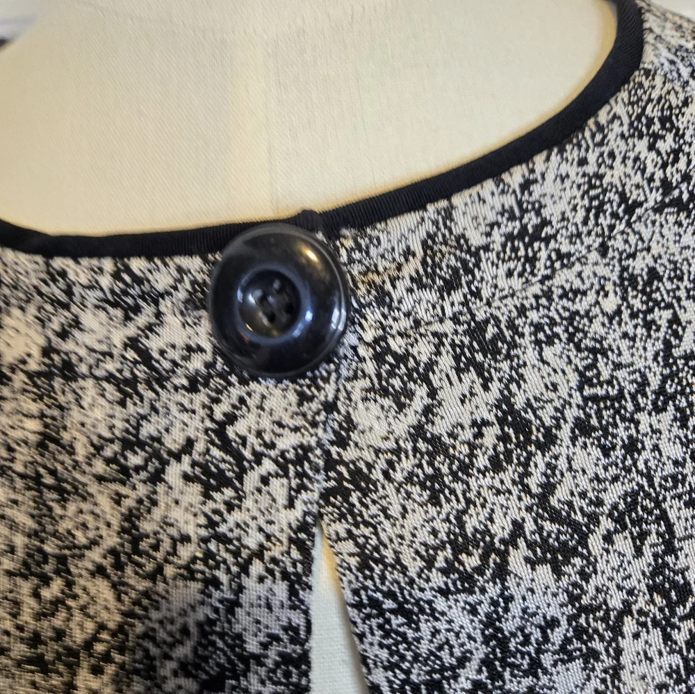 Laura Ashley Houndstooth Cape Jacket Lightweight 3X Black and White